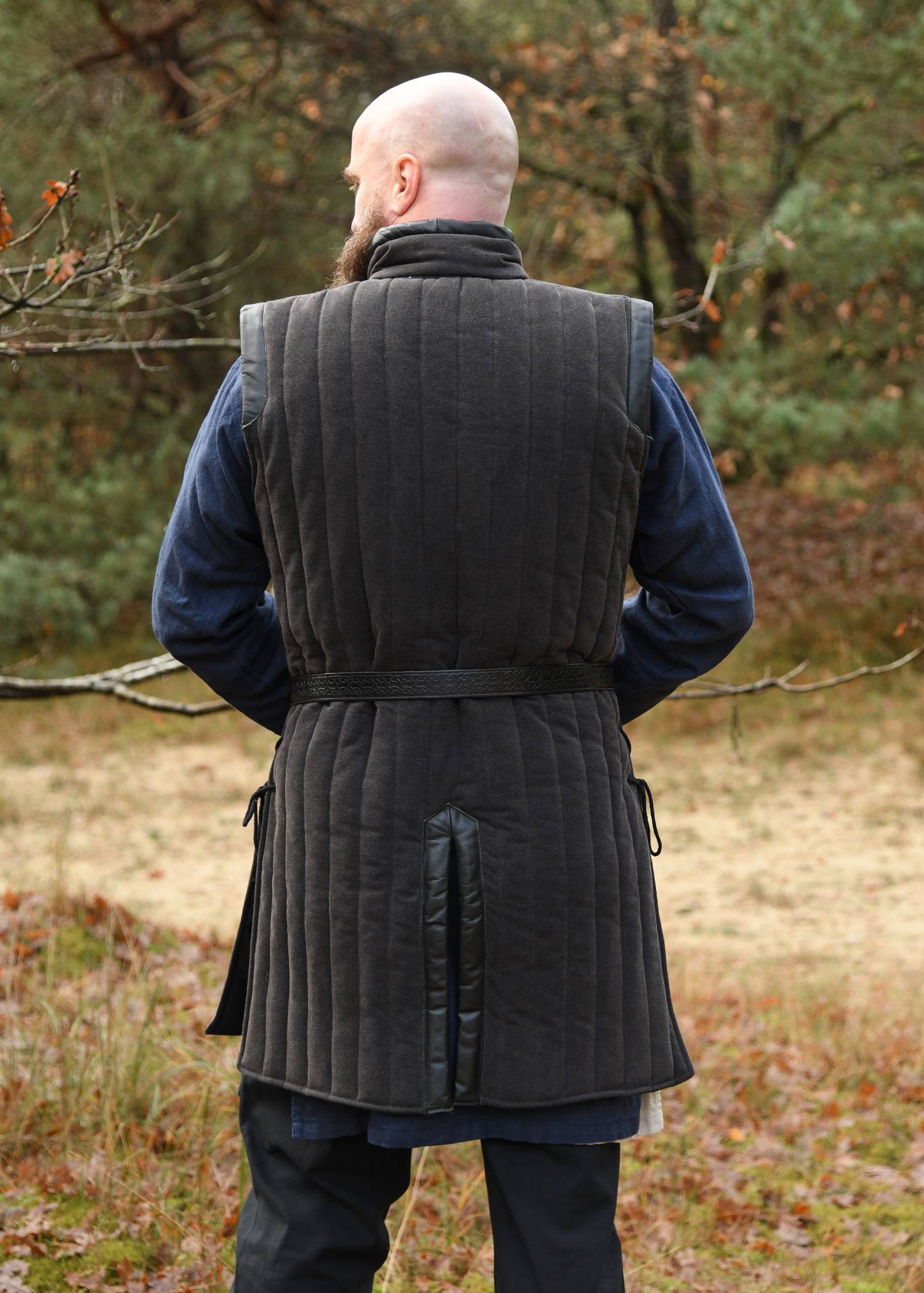 ​Ärmelloser Mittelalter Gambeson mit handgefertigten Details in schwarz