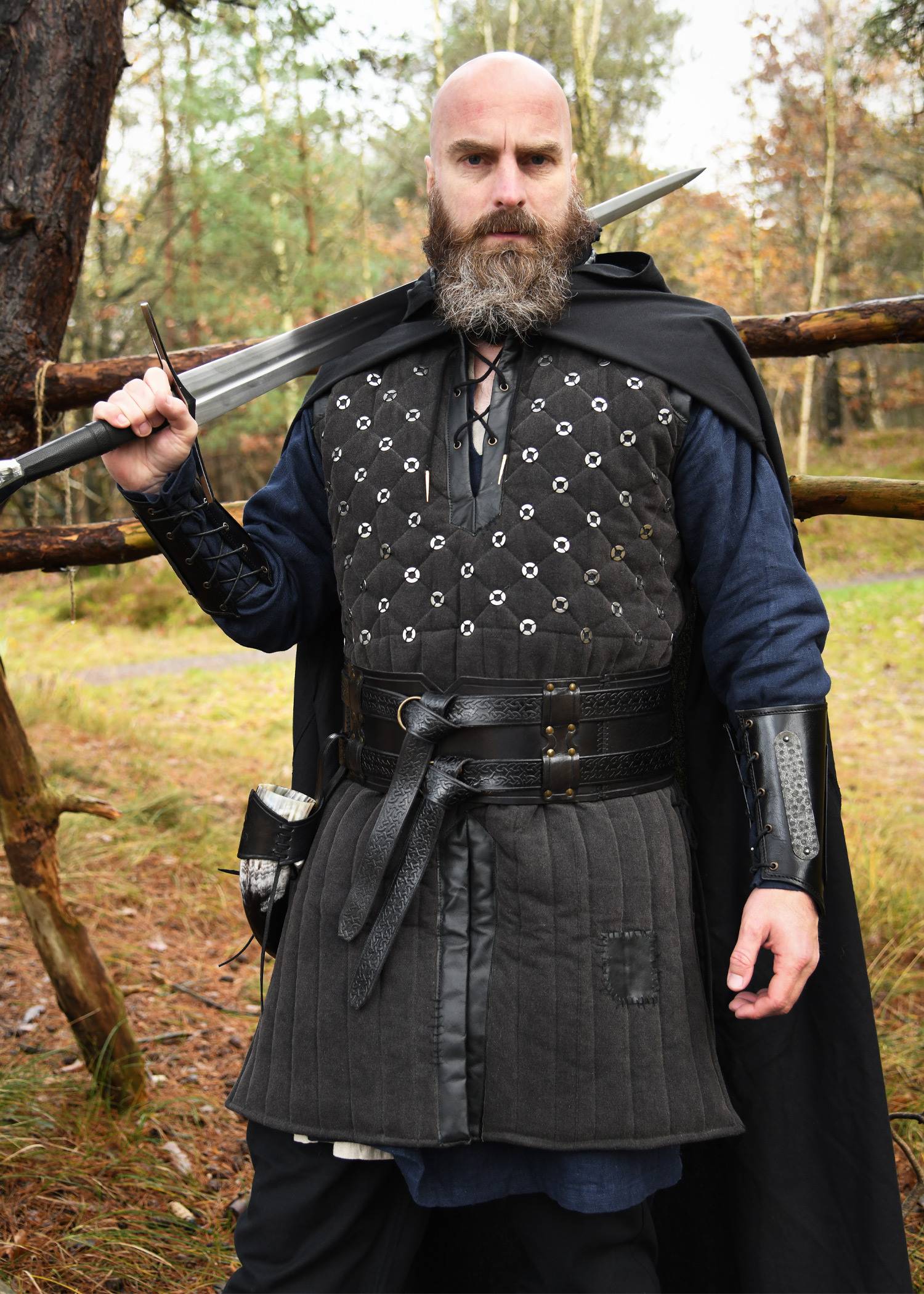 ​Ärmelloser Mittelalter Gambeson mit handgefertigten Details in schwarz