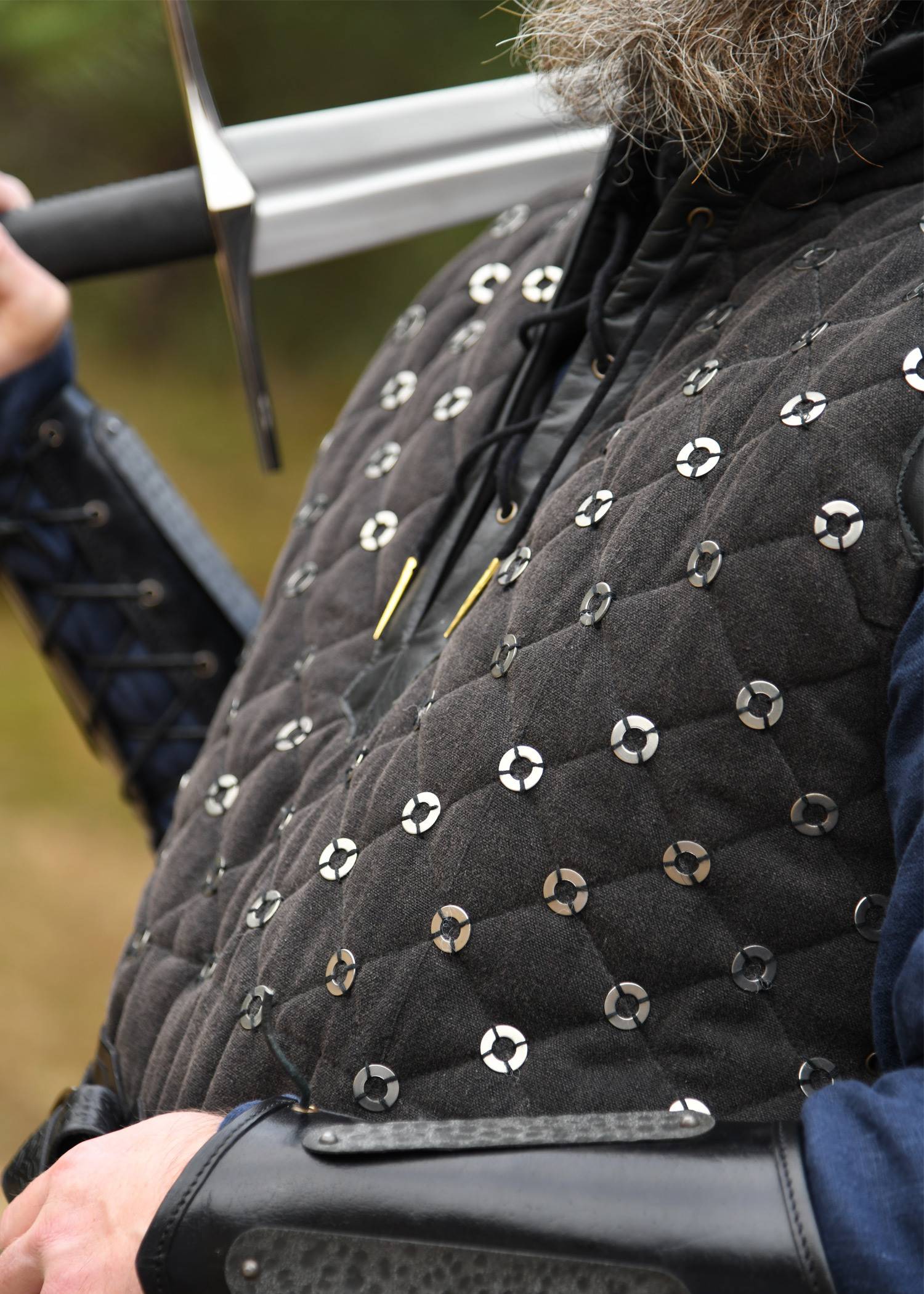 ​Ärmelloser Mittelalter Gambeson mit handgefertigten Details in schwarz