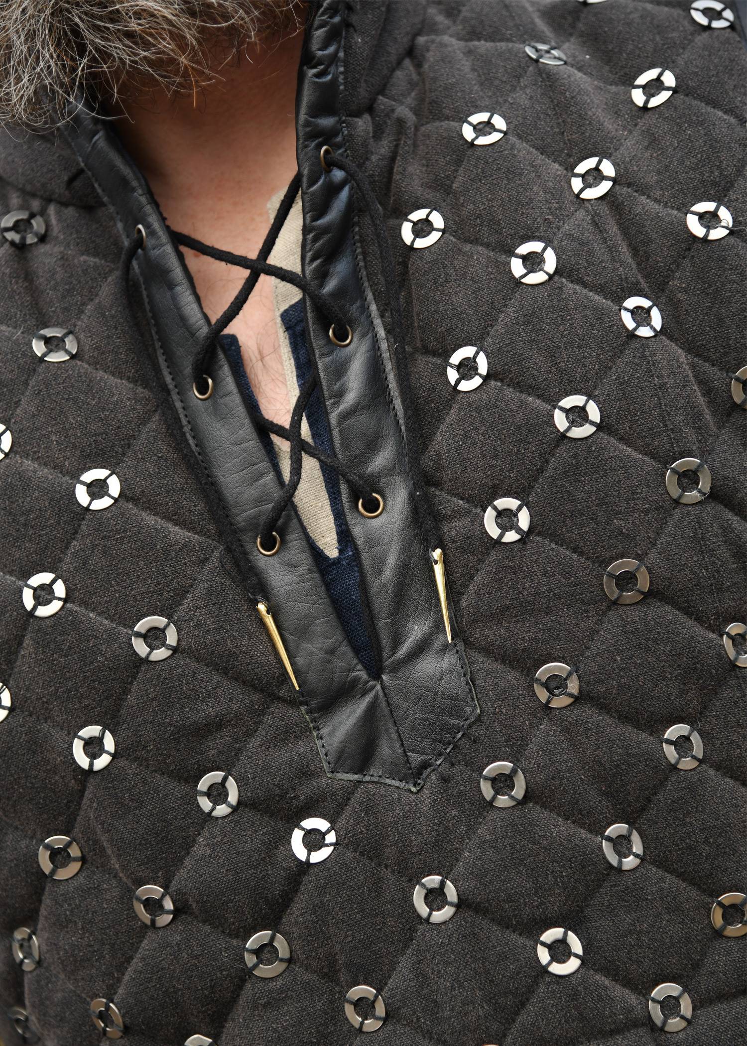​Ärmelloser Mittelalter Gambeson mit handgefertigten Details in schwarz