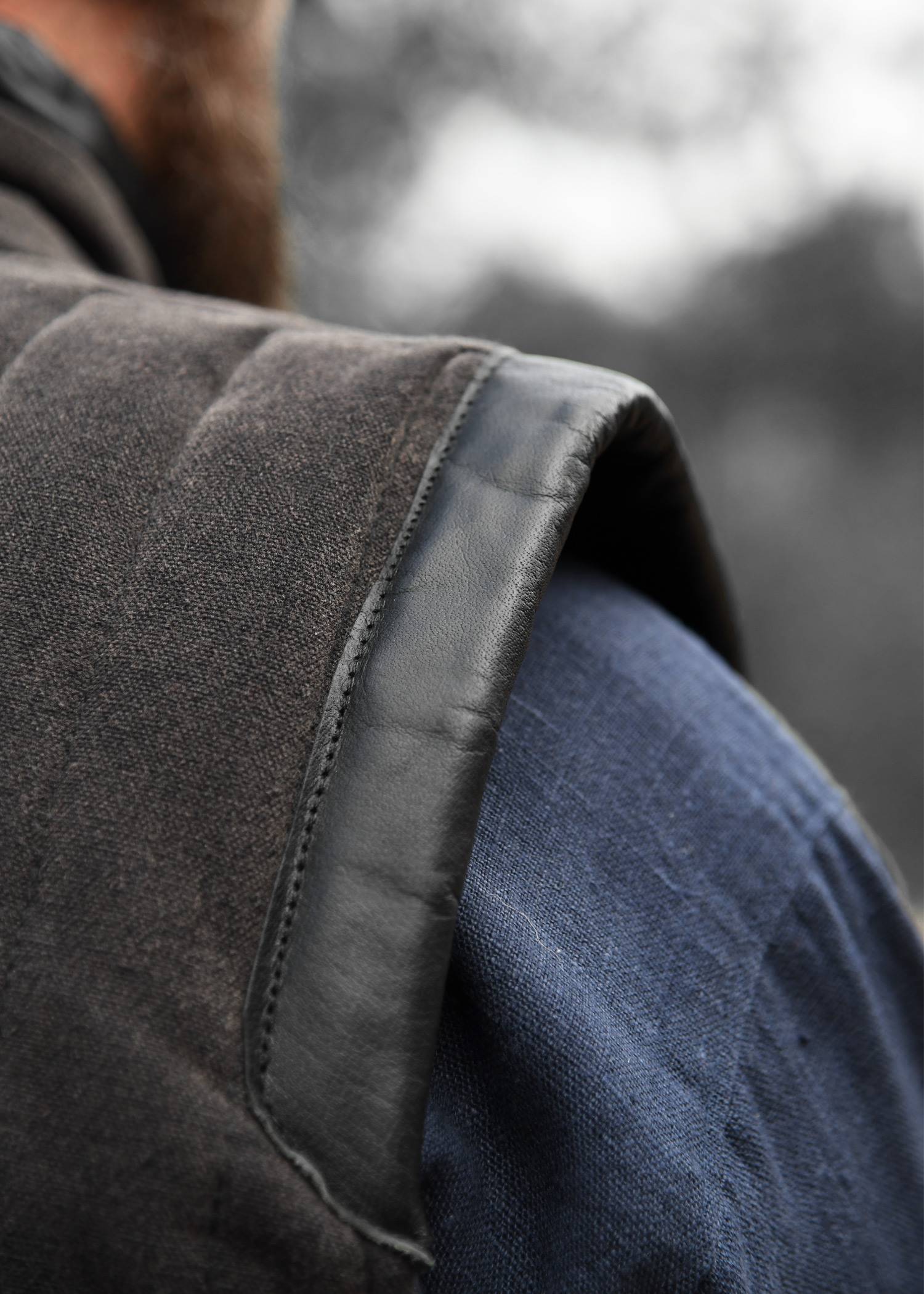 ​Ärmelloser Mittelalter Gambeson mit handgefertigten Details in schwarz