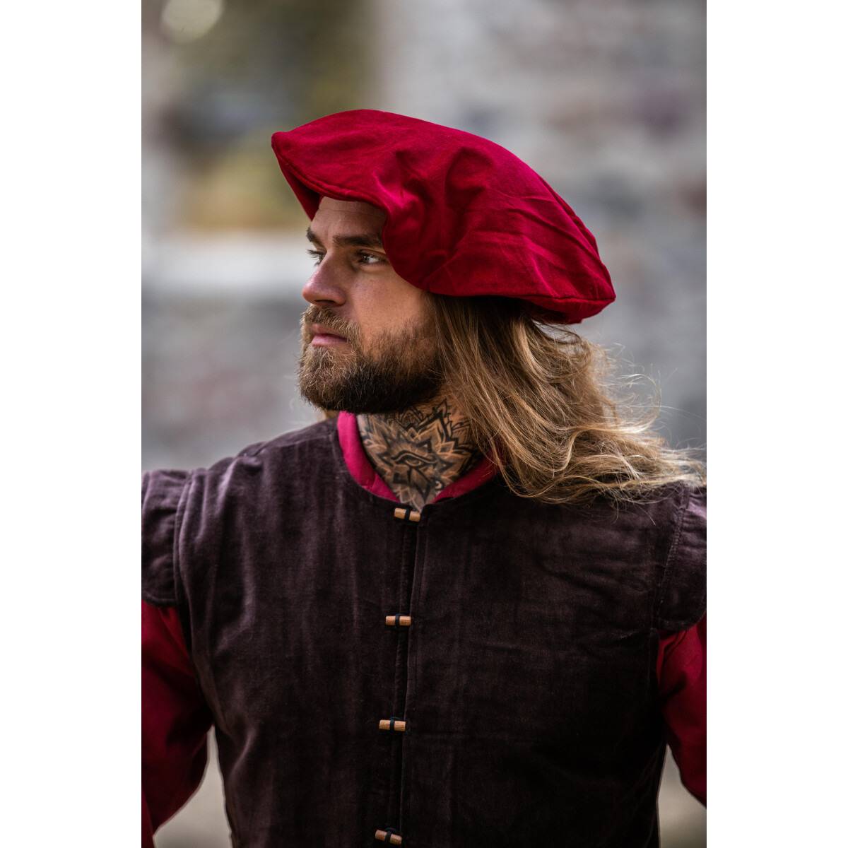 Middeleeuwse Baret in Rood