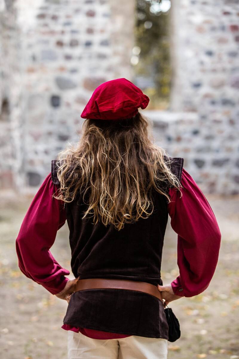 Middeleeuwse Baret in Rood