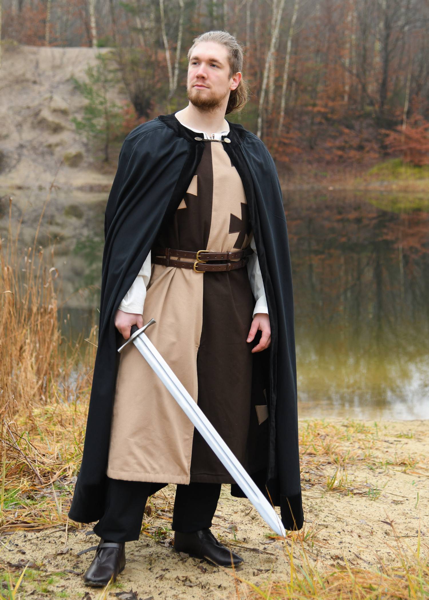 Middeleeuwse Cape met fluwelen bies, unisex, zwart