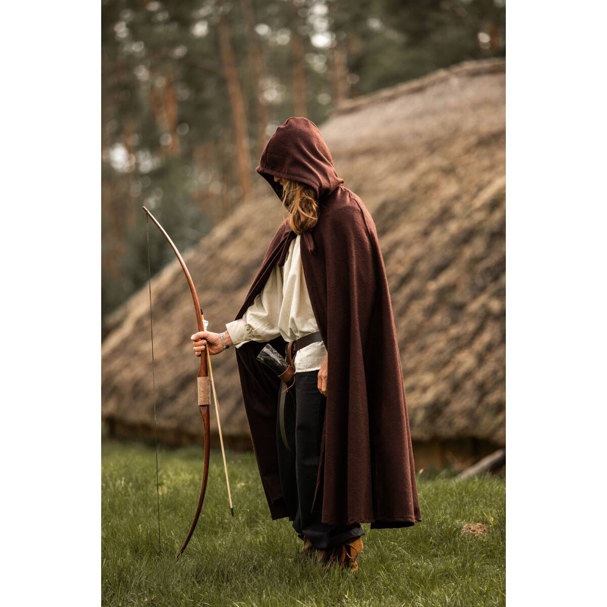 Middeleeuwse Cape Wol in  Bruin met Muts,131 cm