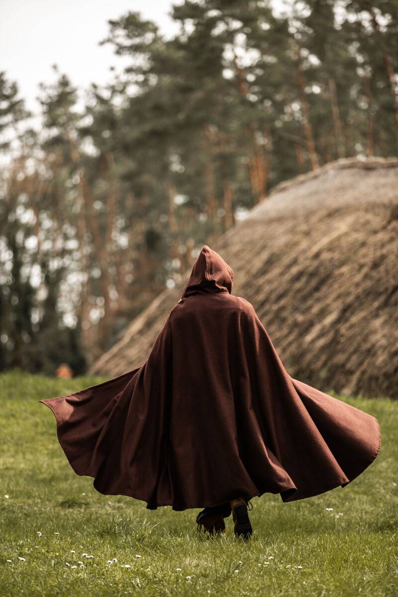 Middeleeuwse Cape Wol in  Bruin met Muts,131 cm