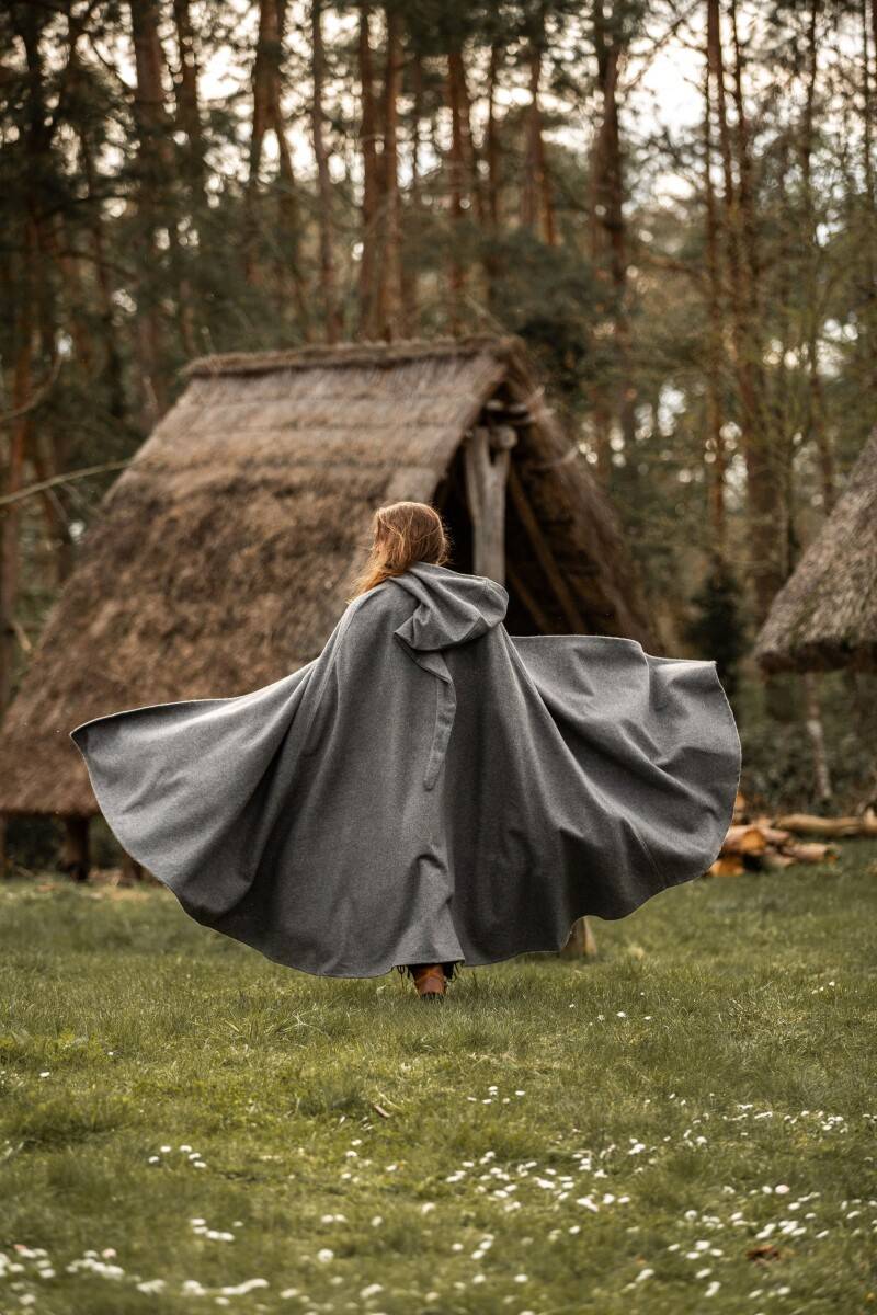 ​Middeleeuwse Wollen Cape in Grijs met lange Muts, 160 cm