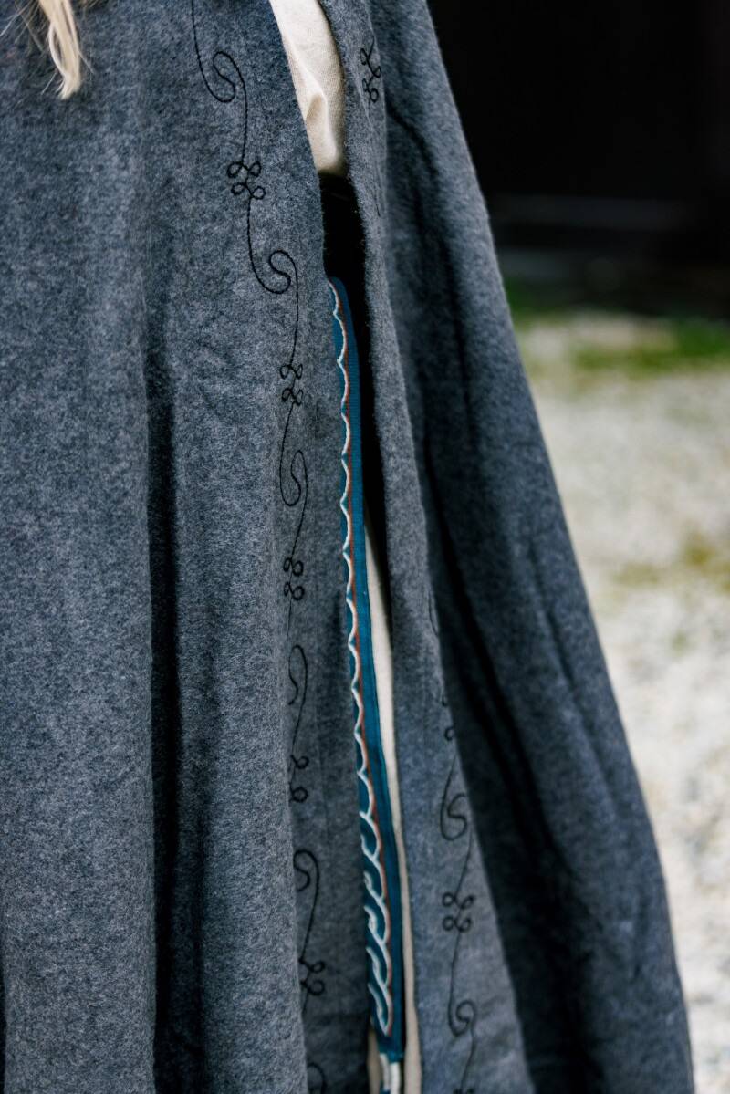 Middeleeuwse Cape/Mantel met borduursel en broche in het Grijs