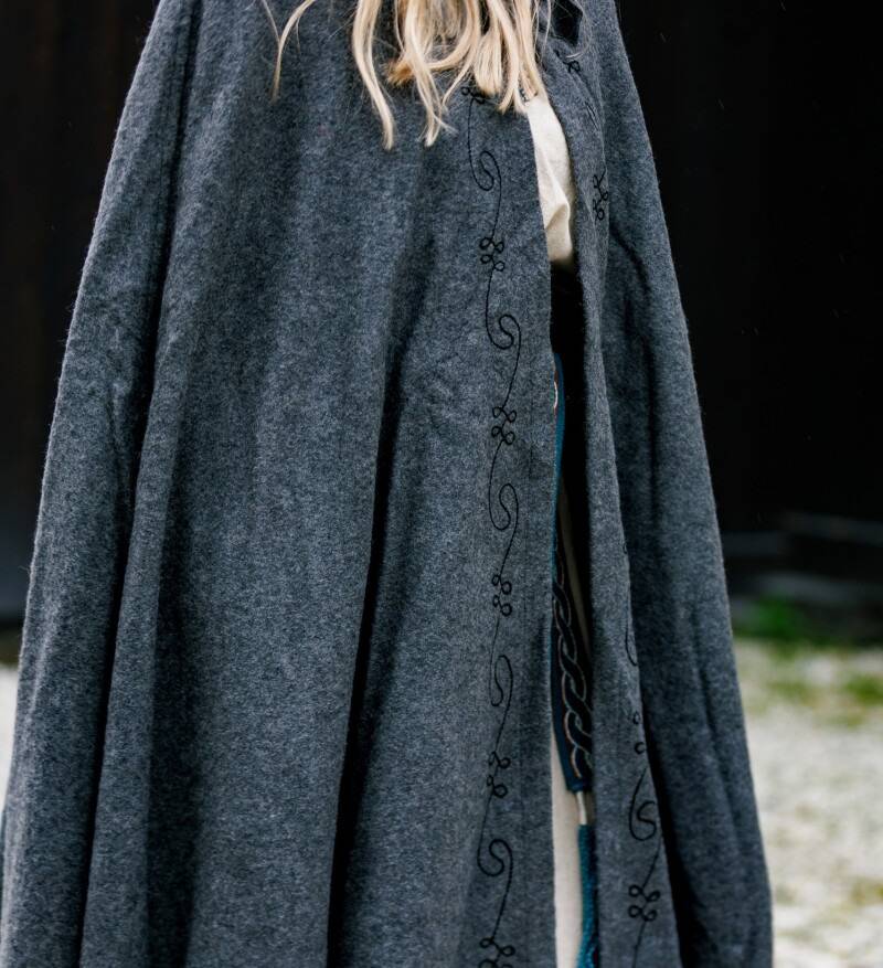 Middeleeuwse Cape/Mantel met borduursel en broche in het Grijs