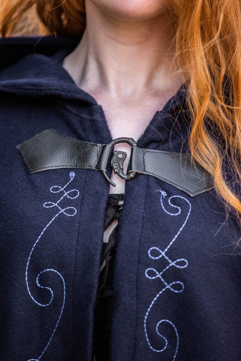 Middeleeuwse Cape/Mantel met borduursel en broche in het Blauw
