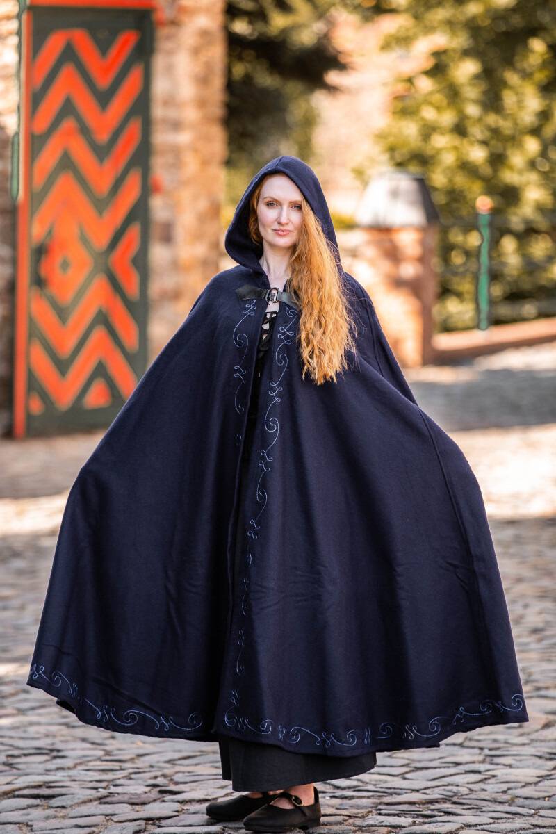 Middeleeuwse Cape/Mantel met borduursel en broche in het Blauw