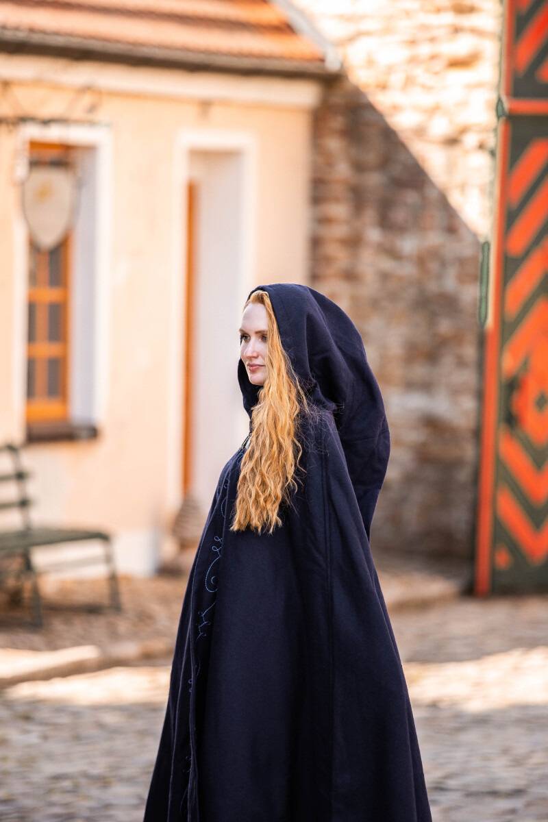 Middeleeuwse Cape/Mantel met borduursel en broche in het Blauw