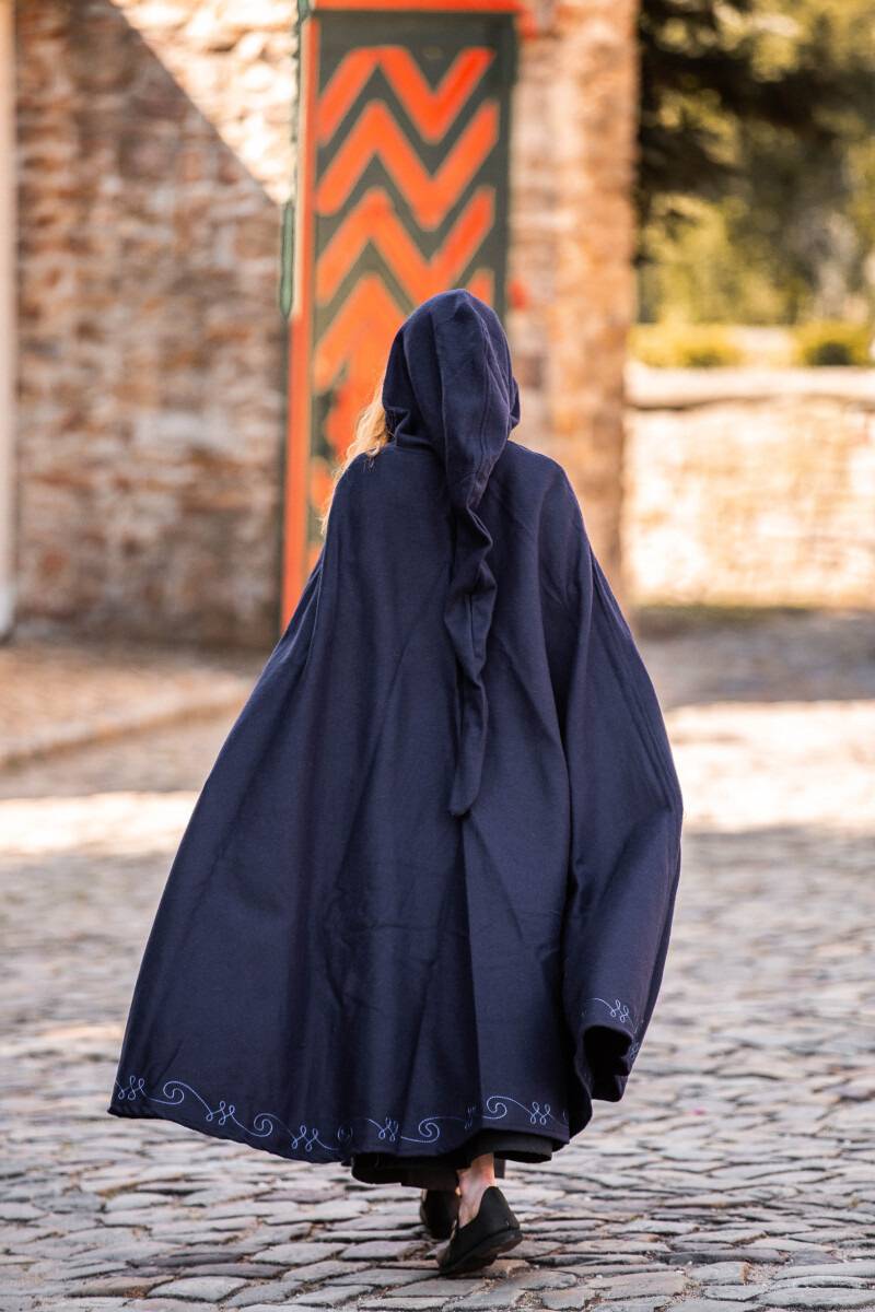 Middeleeuwse Cape/Mantel met borduursel en broche in het Blauw