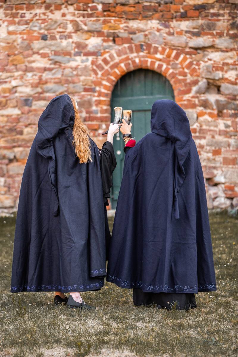 Middeleeuwse Cape/Mantel met borduursel en broche in het Blauw