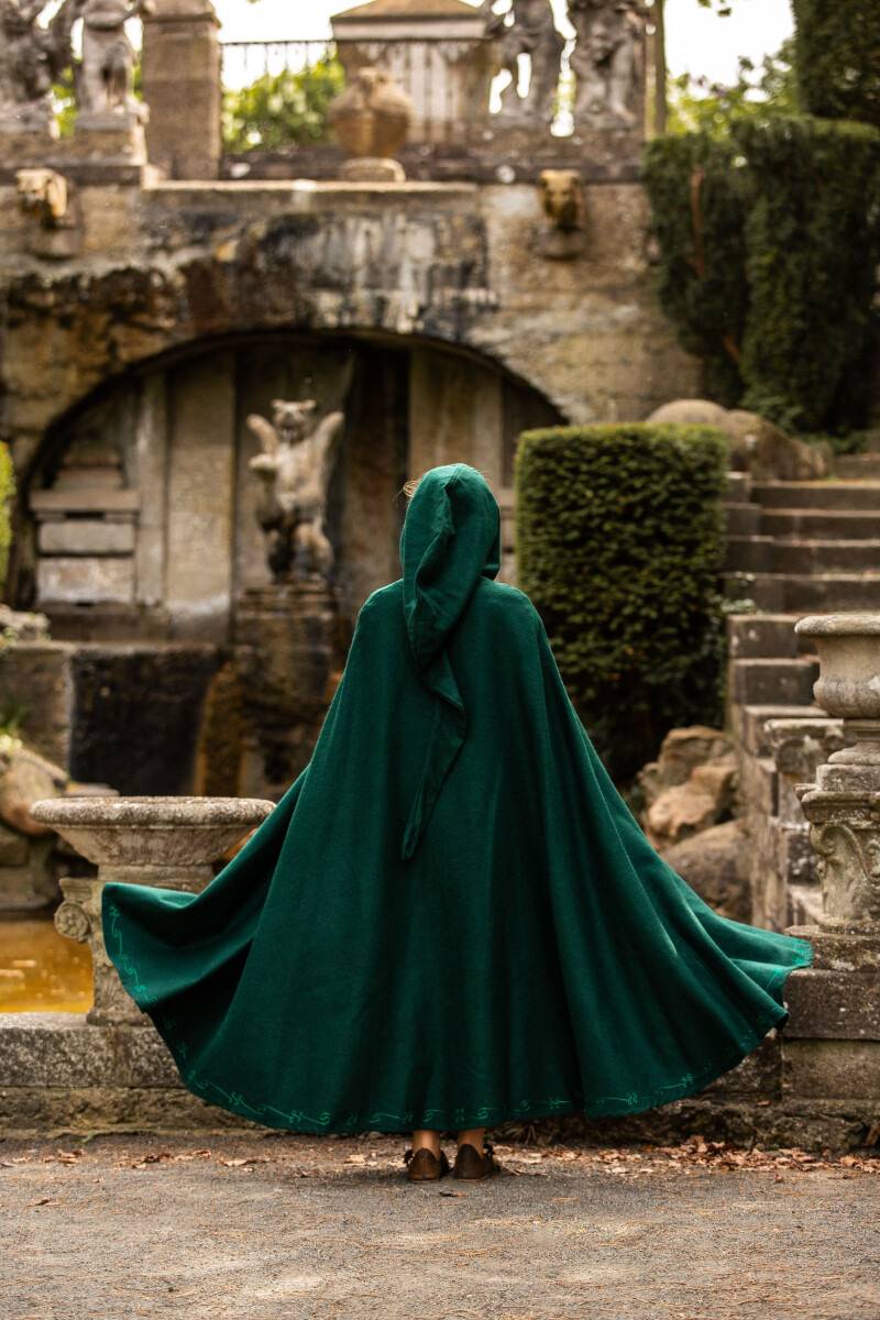 Middeleeuwse Cape/Mantel met borduursel en broche in het Groen