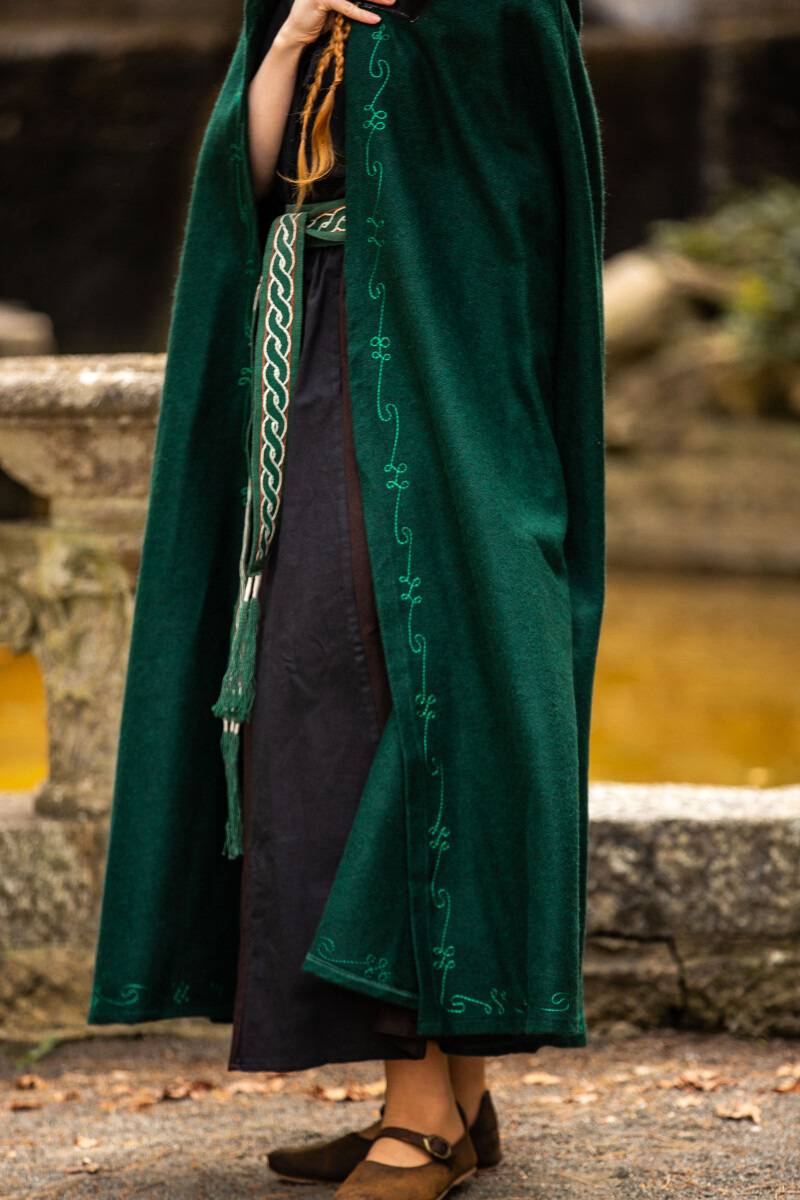 Middeleeuwse Cape/Mantel met borduursel en broche in het Groen