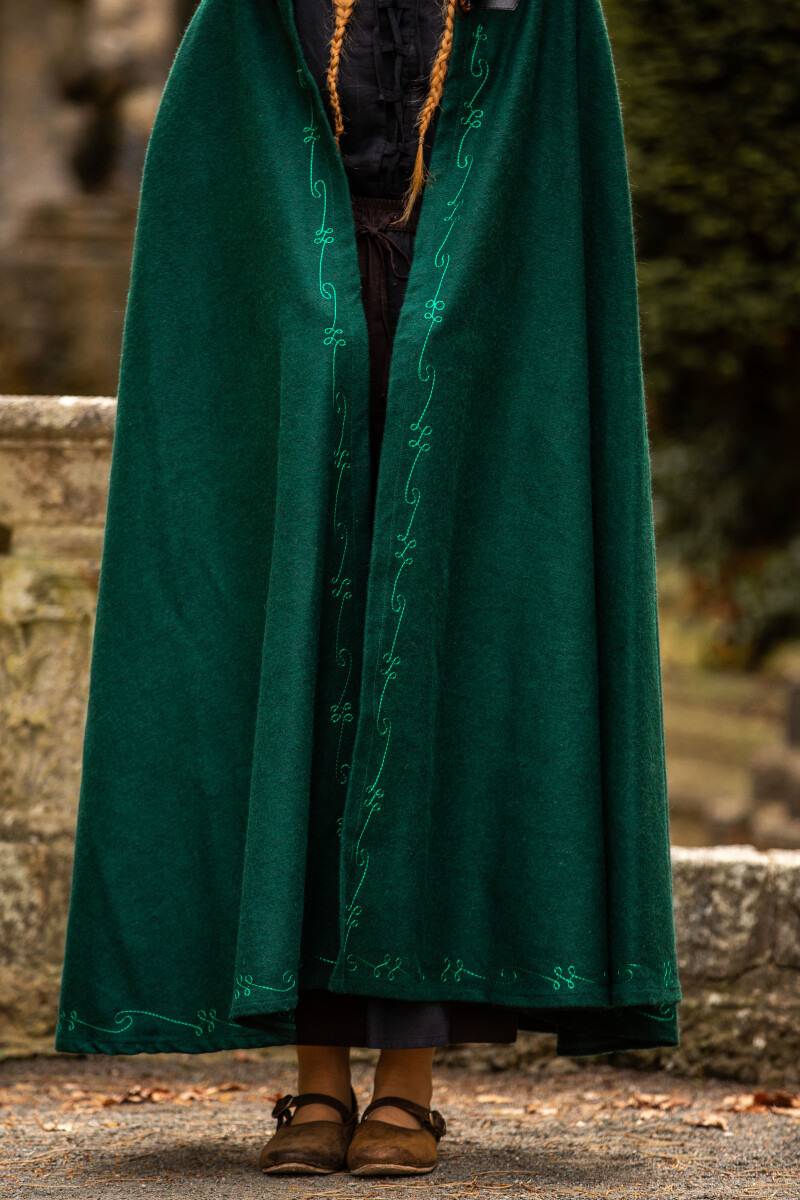 Middeleeuwse Cape/Mantel met borduursel en broche in het Groen