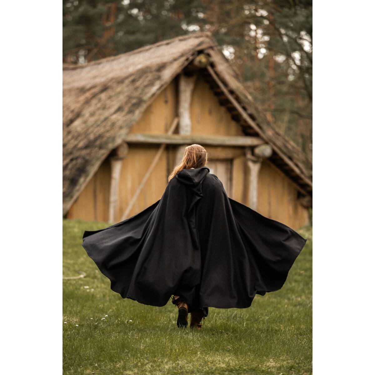 ​​Middeleeuwse Wollen Cape in Zwart met lange Muts, 160 cm