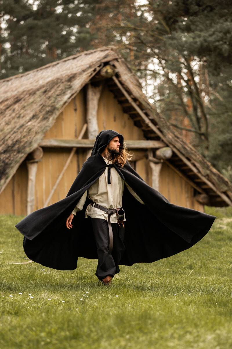 ​​Middeleeuwse Wollen Cape in Zwart met lange Muts, 160 cm