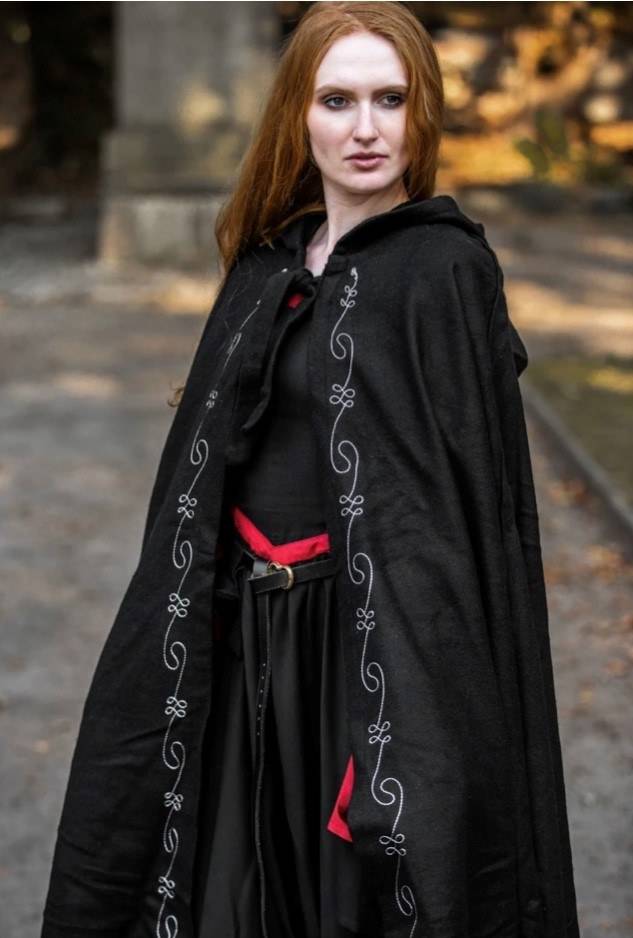Middeleeuwse Cape Wol in Zwart met Borduursels, 131 cm