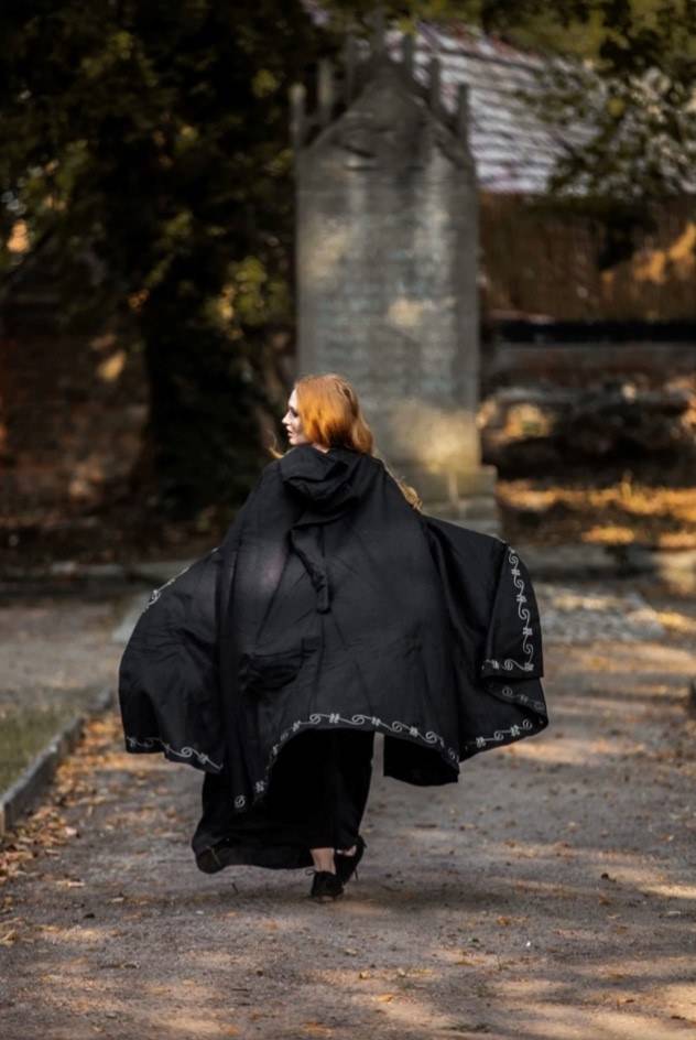Middeleeuwse Cape Wol in Zwart met Borduursels, 131 cm