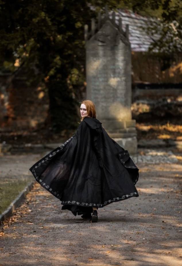 Middeleeuwse Cape Wol in Zwart met Borduursels, 131 cm