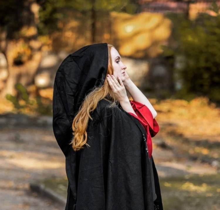 Middeleeuwse Cape Wol in Zwart met Borduursels, 131 cm