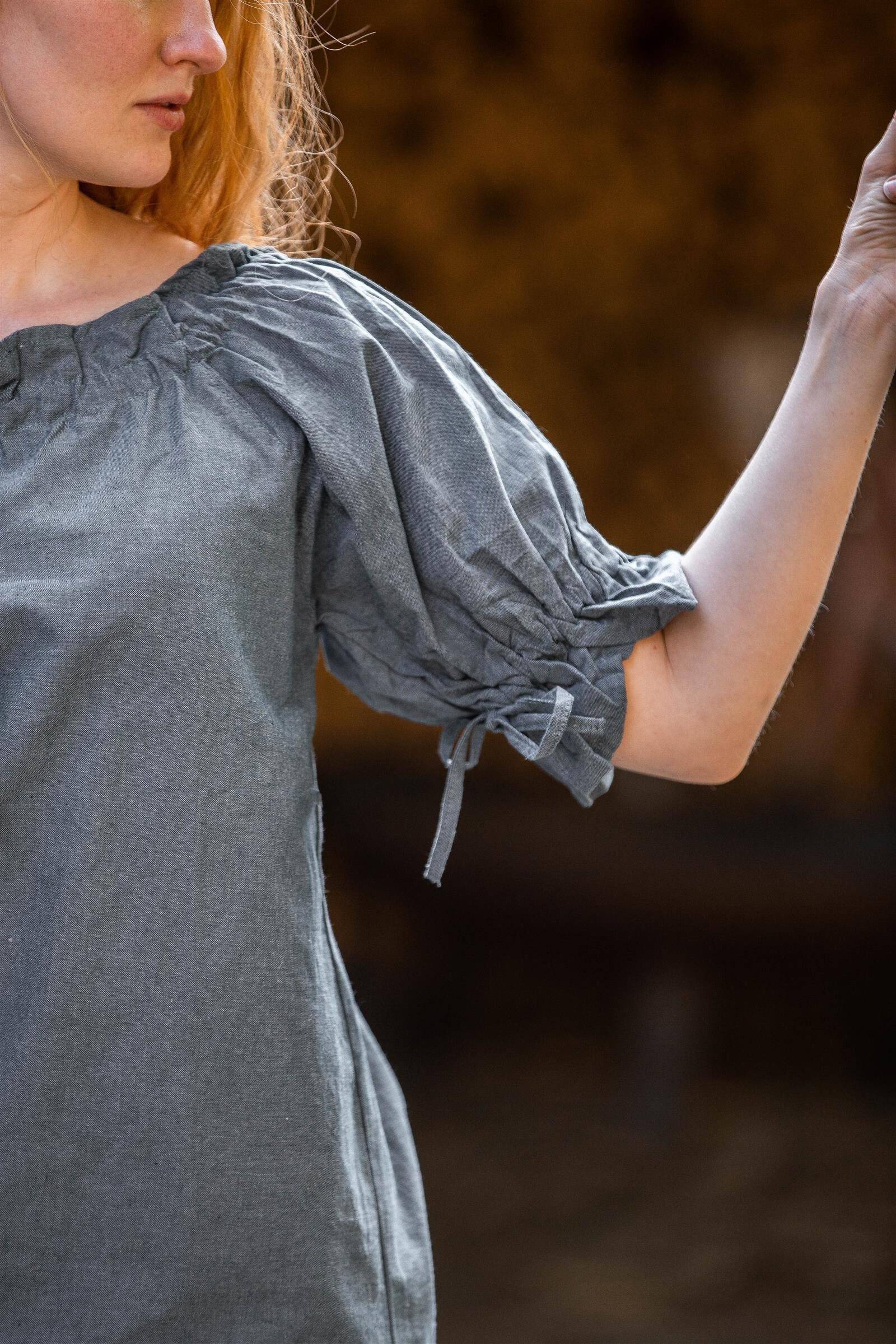Middeleeuwse blouse Eva met korte mouwen in Duifblauw