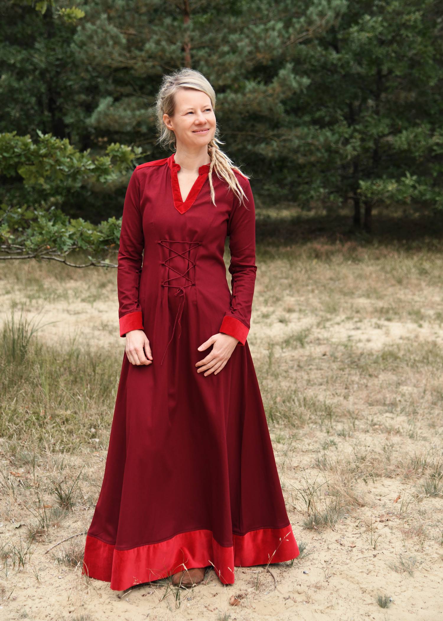 Middeleeuwse jurk met fluwelen details, bordeauxrood/rood