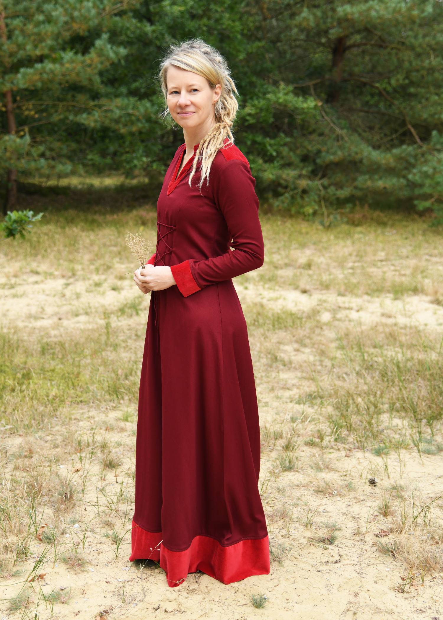 Middeleeuwse jurk met fluwelen details, bordeauxrood/rood