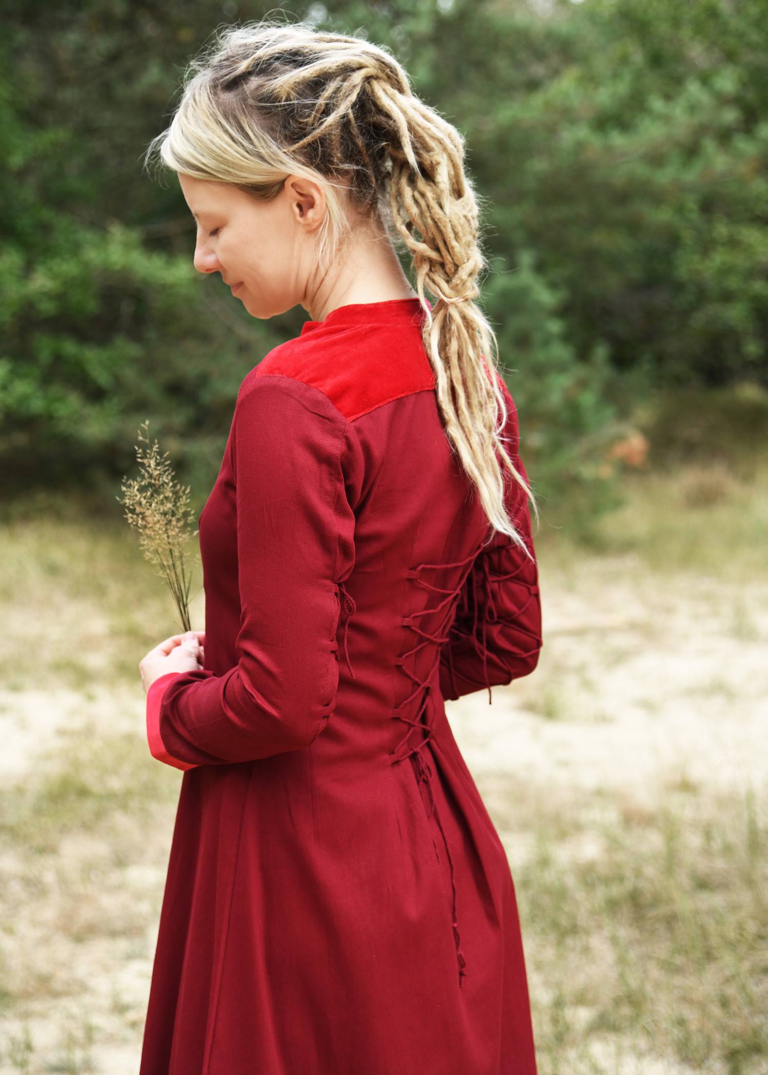 Middeleeuwse jurk met fluwelen details, bordeauxrood/rood