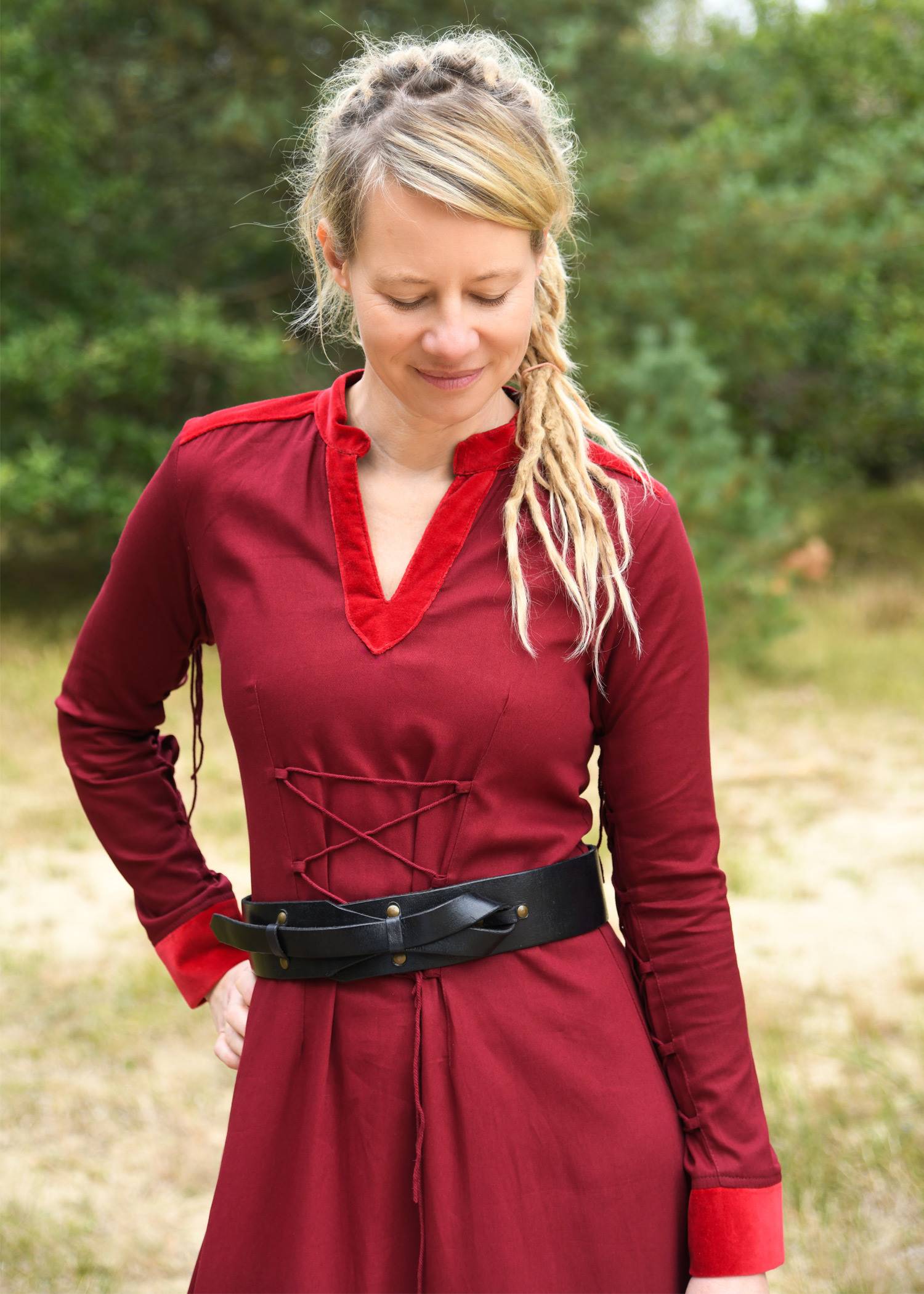 Middeleeuwse jurk met fluwelen details, bordeauxrood/rood