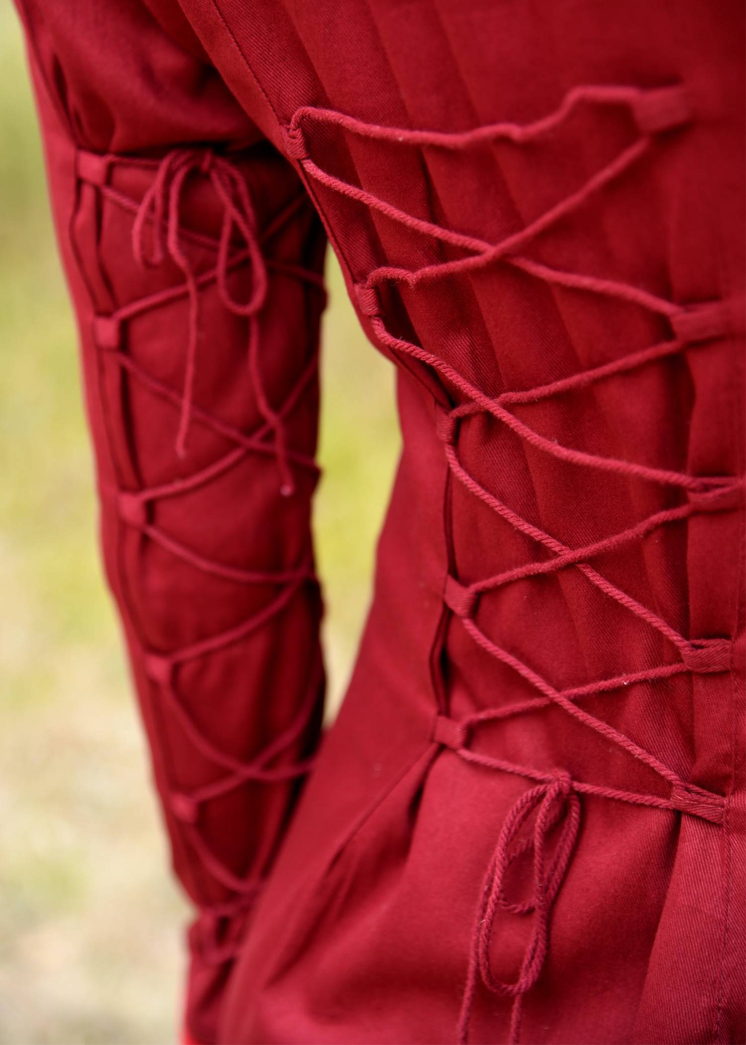 Middeleeuwse jurk met fluwelen details, bordeauxrood/rood