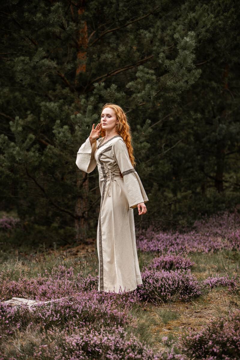 Mittelalterkleid in Natur
