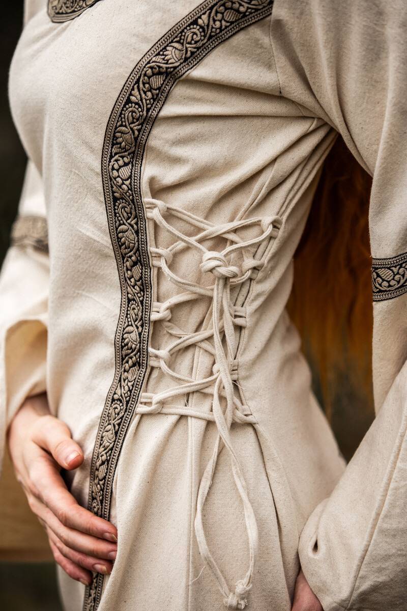 Mittelalterkleid in Natur