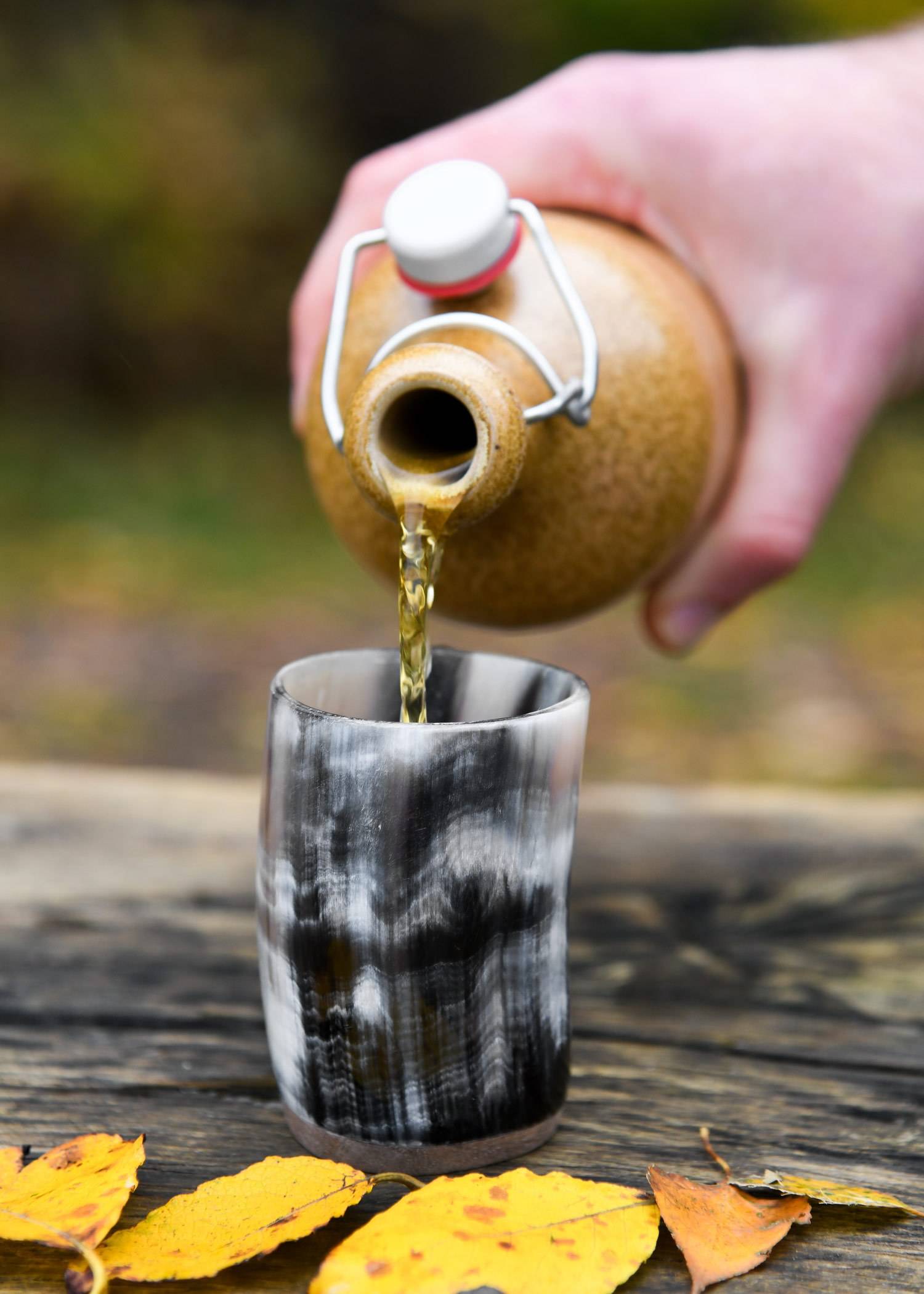 ​Kleiner Hornbecher mit Holzboden, ohne Henkel.