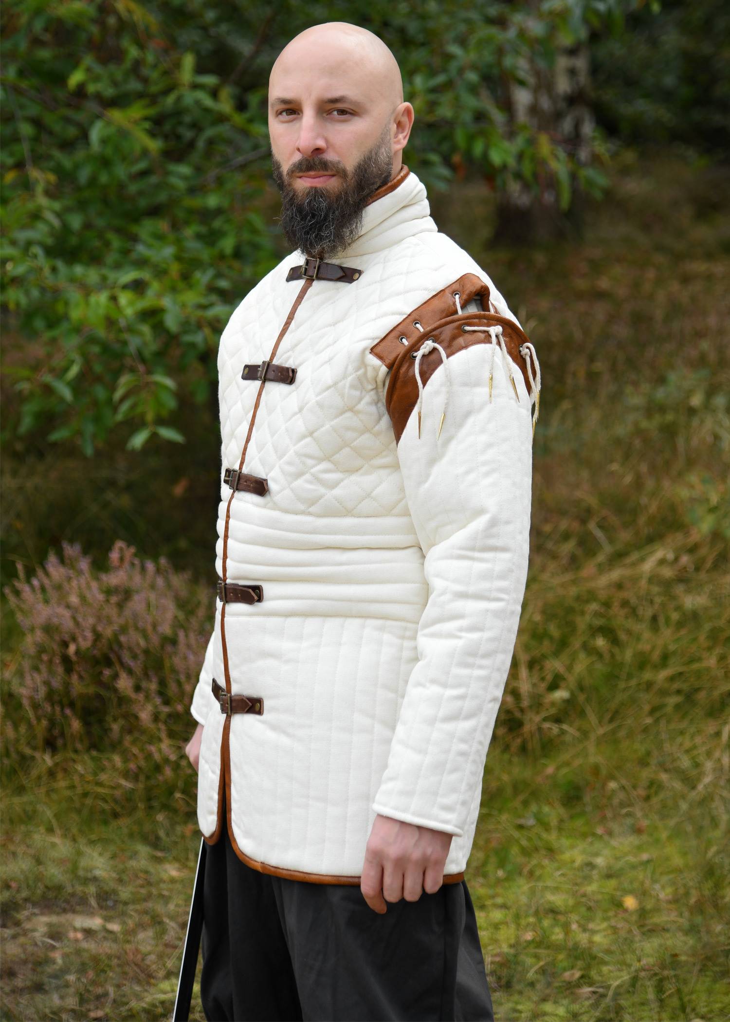 Middeleeuwse Gambeson-Aketon-Wambuis met gespen