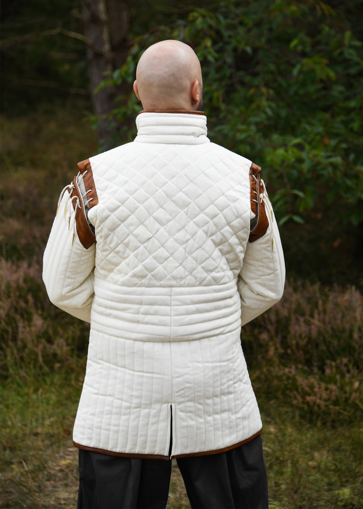 Middeleeuwse Gambeson-Aketon-Wambuis met gespen