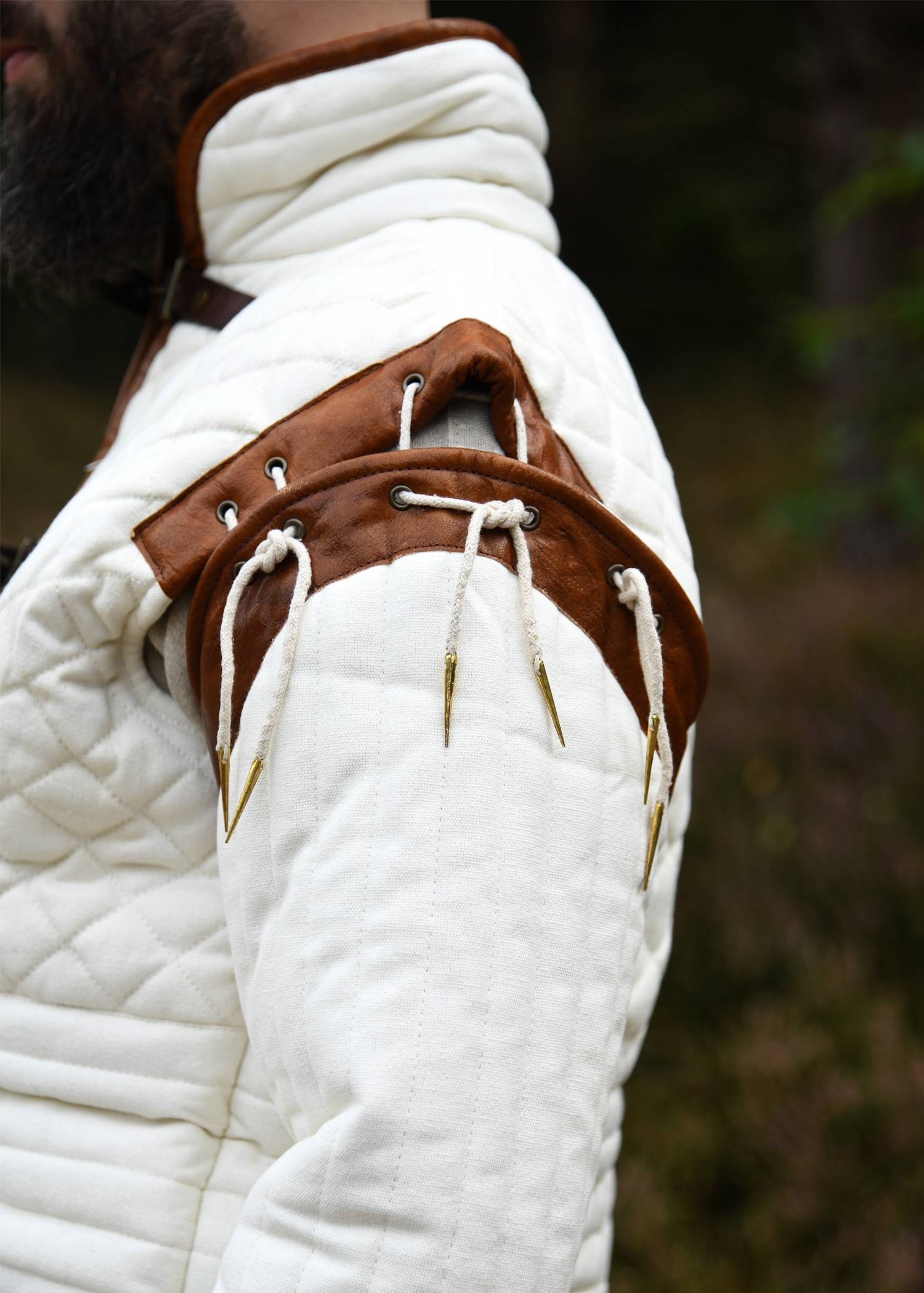 Middeleeuwse Gambeson-Aketon-Wambuis met gespen