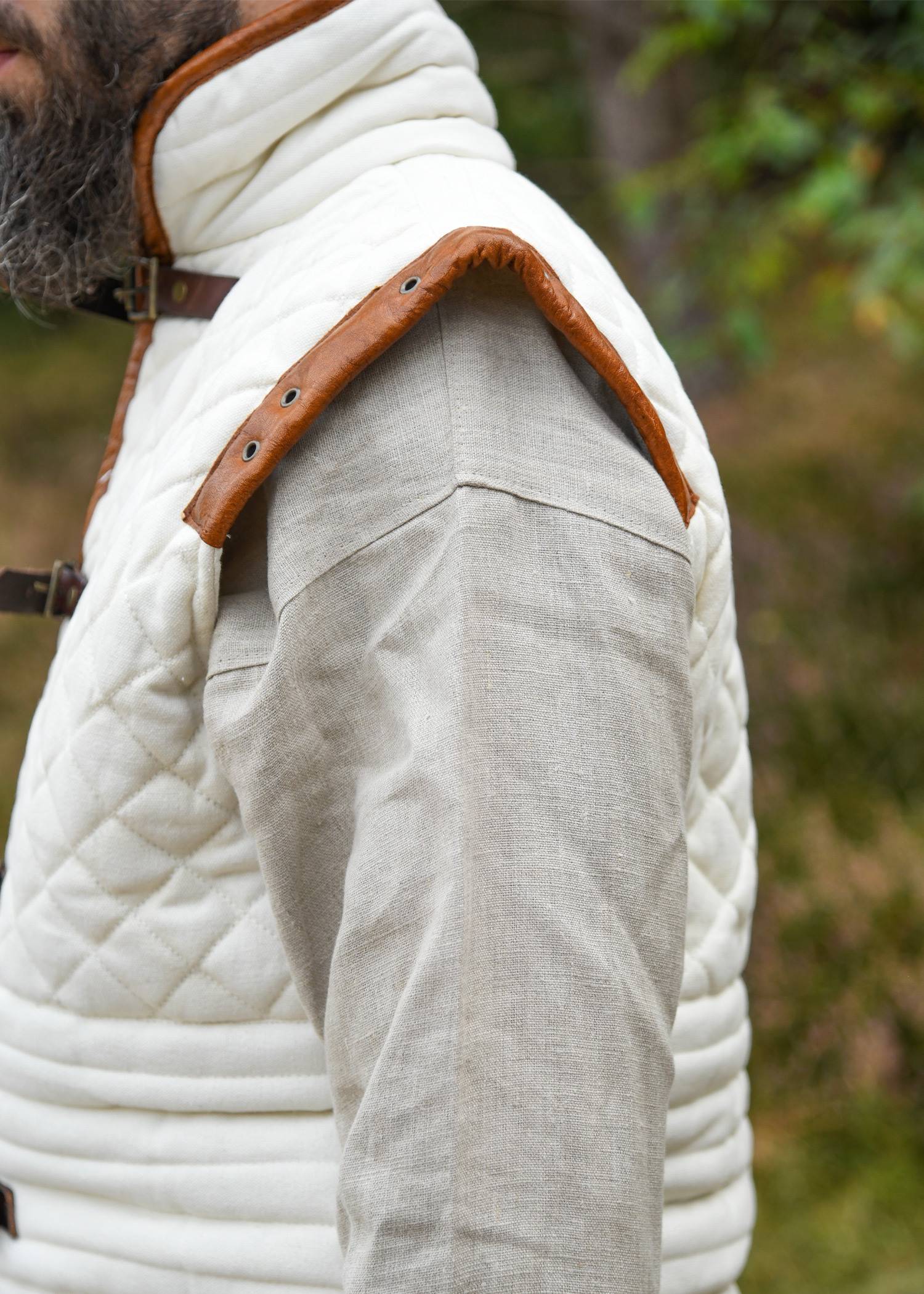 Middeleeuwse Gambeson-Aketon-Wambuis met gespen