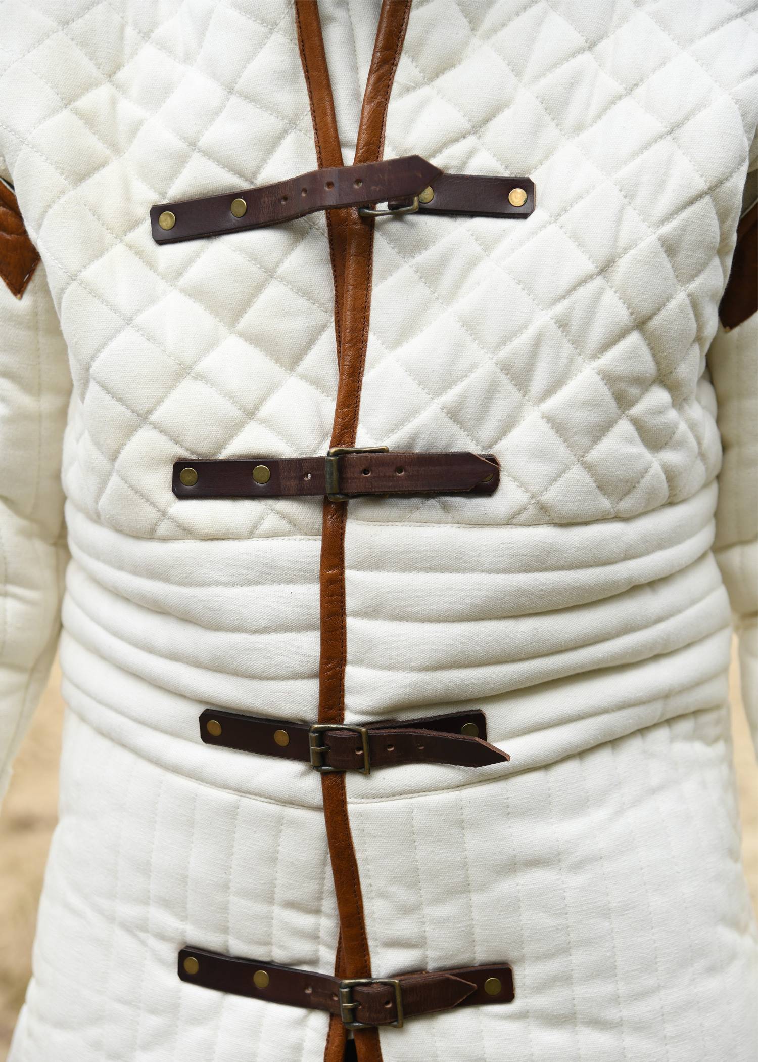 Middeleeuwse Gambeson-Aketon-Wambuis met gespen