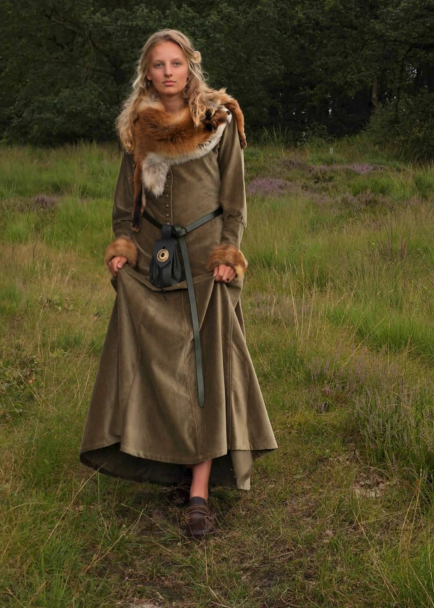 Mittelalterkleid aus Samt, langärmelig, grün 13Jh-15Jh.