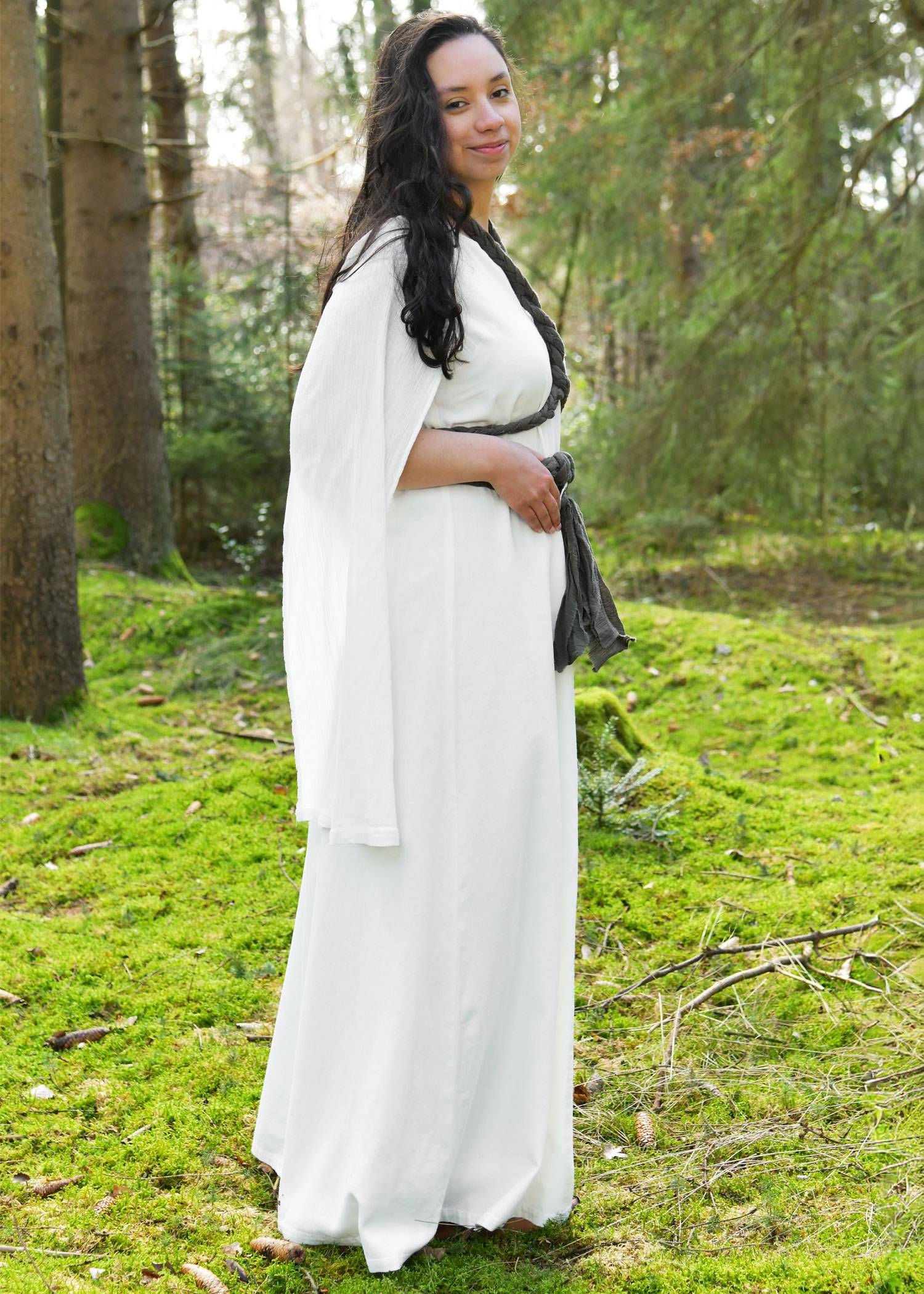 ​Elegantes Kleid mit langen Ärmeln, natur