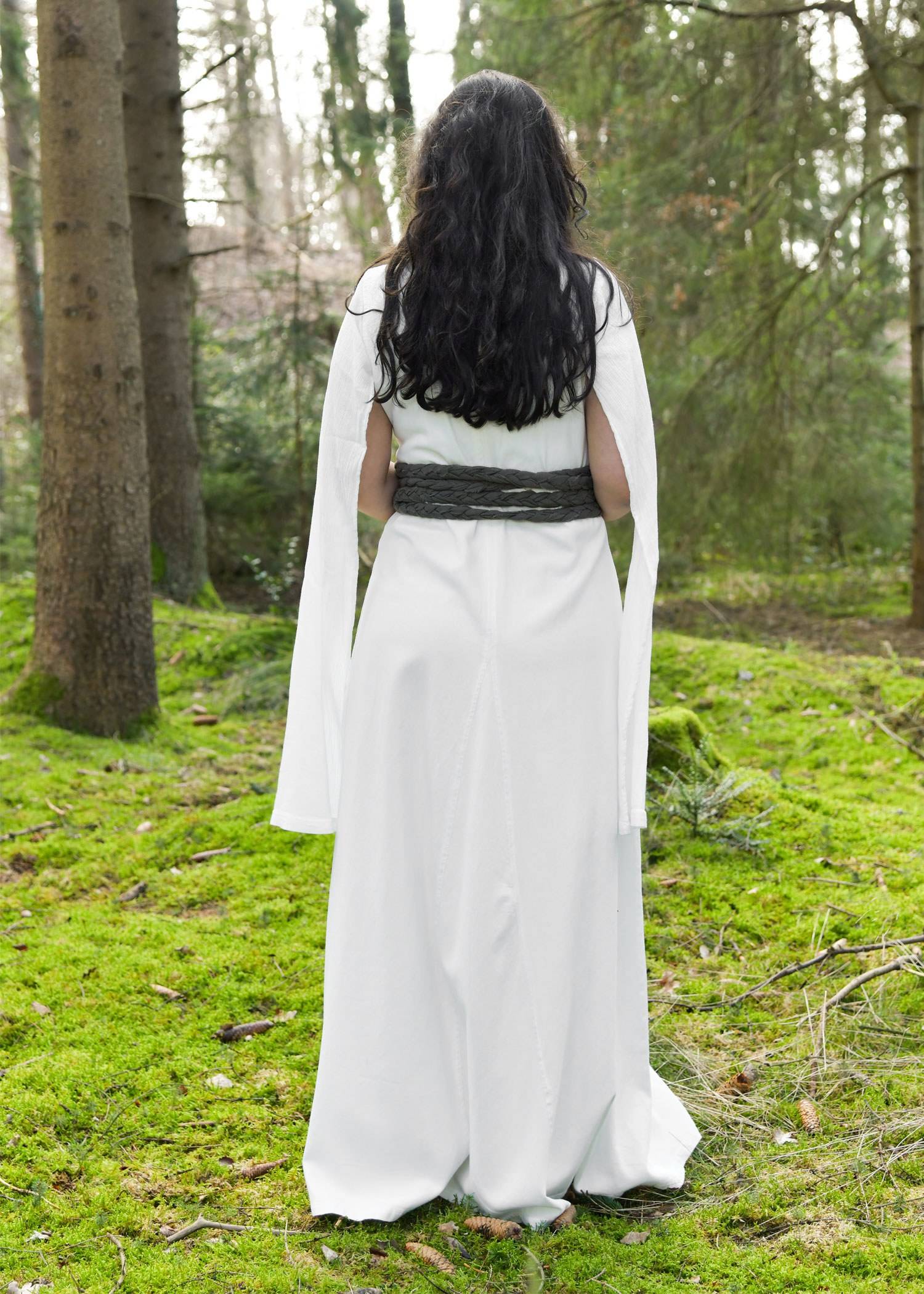 ​Elegantes Kleid mit langen Ärmeln, natur