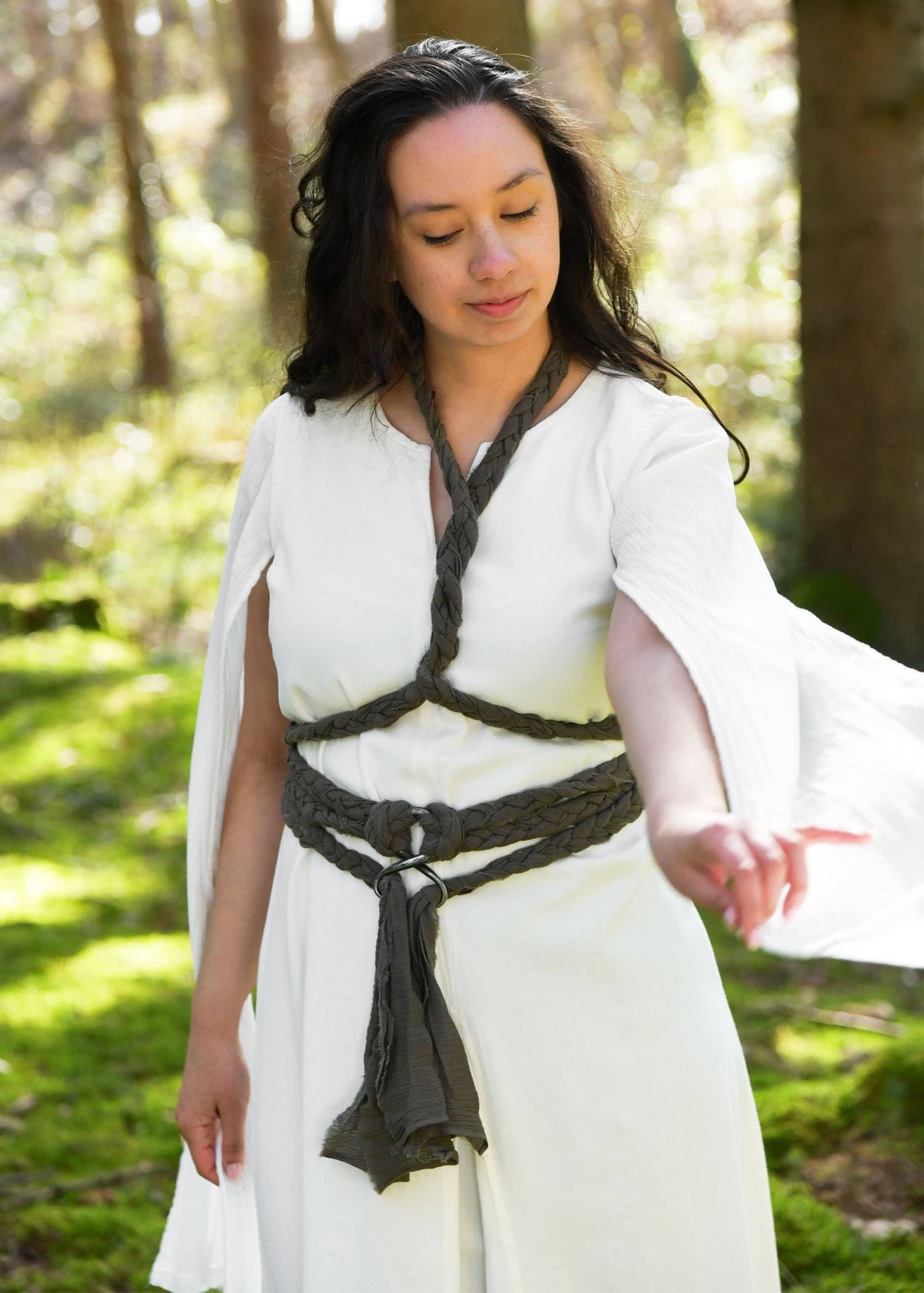 ​Elegantes Kleid mit langen Ärmeln, natur