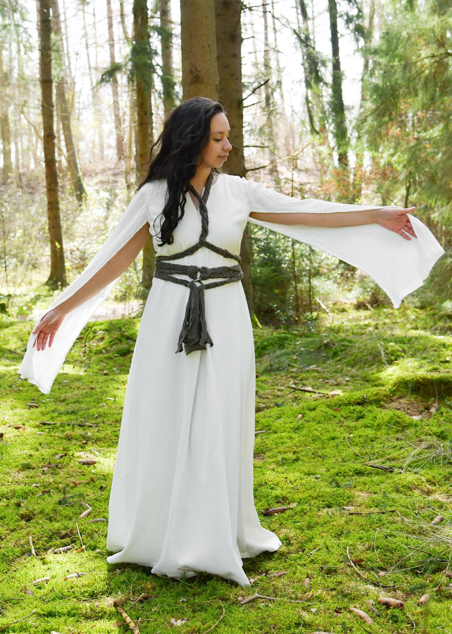 ​Elegantes Kleid mit langen Ärmeln, natur