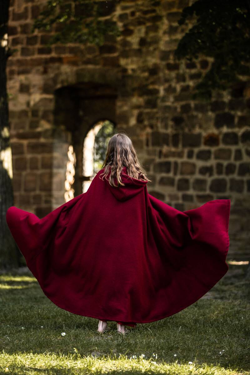 Middeleeuwse Kindercape - mantel in de kleur rood, met Drakensluiting aan de voorkant