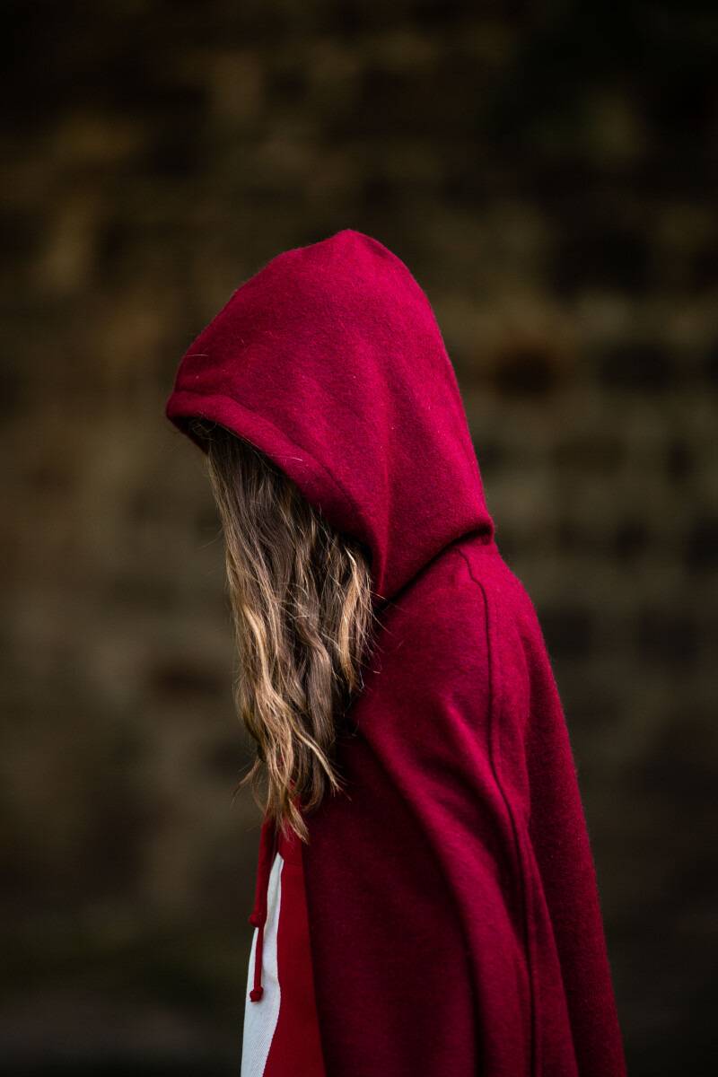 Middeleeuwse Kindercape - mantel in de kleur rood, met Drakensluiting aan de voorkant
