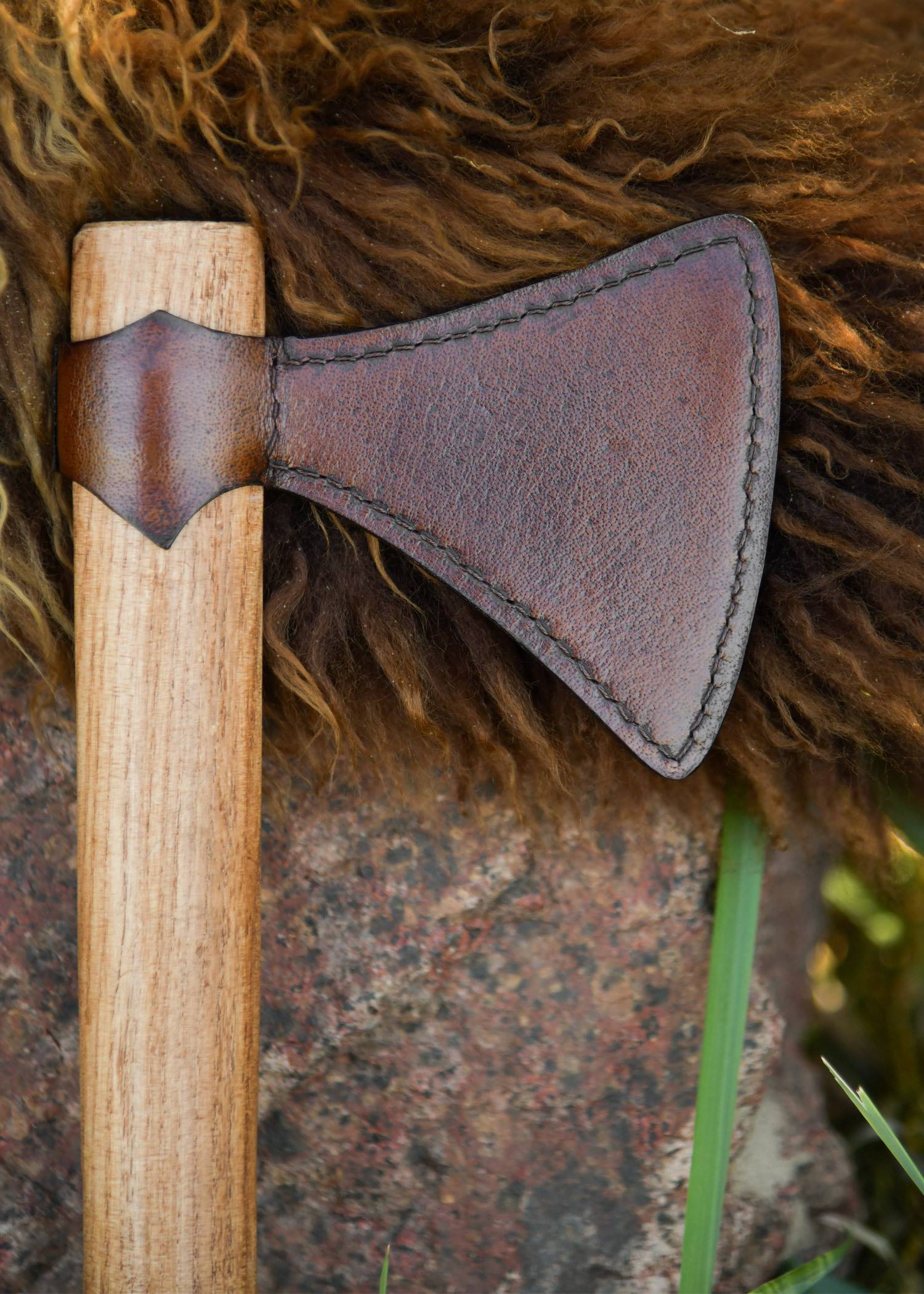 Middeleeuwse stijl bijl, gemaakt van Hout en Leder