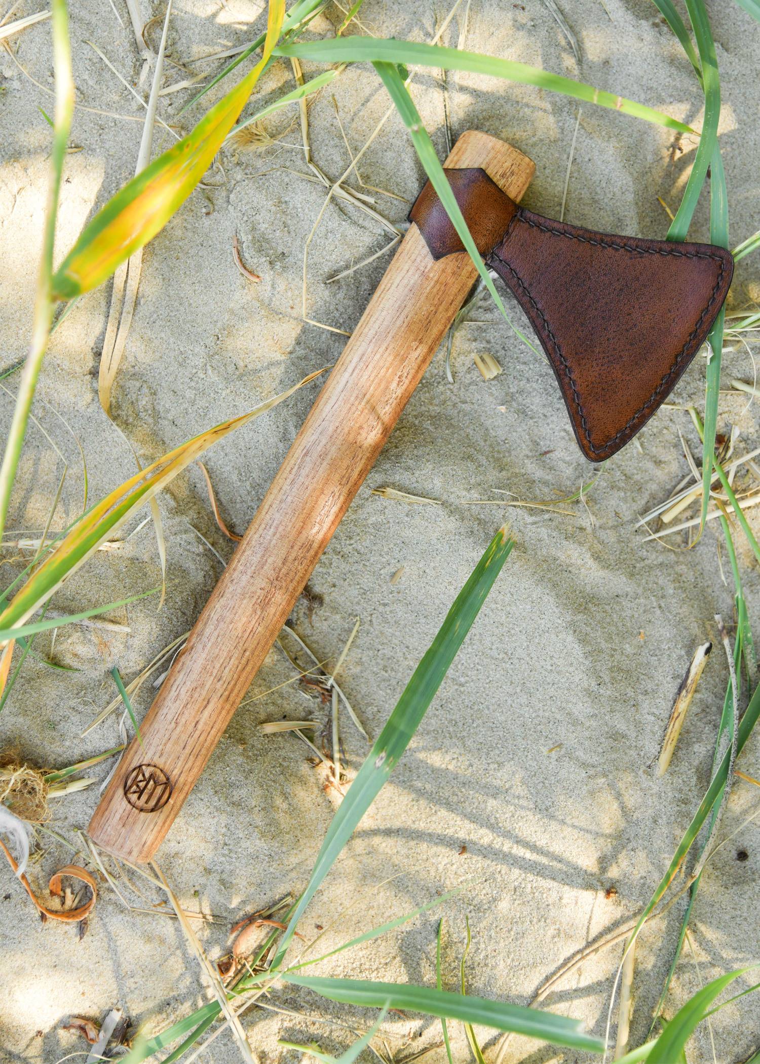 Middeleeuwse stijl bijl, gemaakt van Hout en Leder